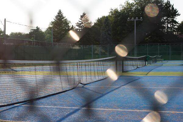 <p>On retrouve sept terrains de tennis au parc Montcalm et deux nouveaux terrains ont été aménagés au parc Heandel.</p>
<ul>
<li>parc Haendel : 33, rue Fribourg</li>
<li>parc Montcalm : 55, boulevard Montcam Sud</li>
</ul>
<p>Vous pouvez maintenant réserver <a href="https://www.loisirs.ville.candiac.qc.ca/IC3.prod/#/U2010" target="_blank" rel="noopener">en ligne</a> votre terrain de tennis.</p>
<p><a title="Acces_aux_terrains_de_tennis_36x48_pouces_v2_X1a.7juin_(1).pdf (33 KB)" href="http://www.employeeofthemonth.ca/uploads/_DOCUMENTS/LOISIRS/Acces_aux_terrains_de_tennis_36x48_pouces_v2_X1a.7juin_%281%29.pdf" target="_blank" rel="noopener">Modalités d'accès aux terrains de tennis</a></p>